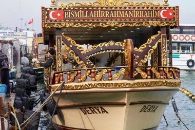 Türkiye, İstanbul, Galata Köprüsü; 27 Ocak 2010, bir Türk teknesi bir deniz ürünleri restoranına dönüştürüldü - EDITORIAL
