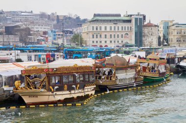 Türkiye, İstanbul, Galata Köprüsü; 27 Ocak 2010, halk ve Türk tekneleri deniz ürünleri restoranlarına dönüştürüldü - EDITORIAL