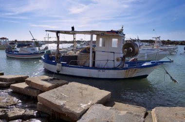 İtalya, Sicilya, Akdeniz, Punta Secca (Ragusa Eyaleti); 23 Aralık 2022, limandaki balıkçı tekneleri manzarası - EDITORIAL