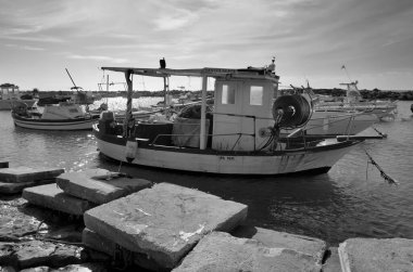 İtalya, Sicilya, Akdeniz, Punta Secca (Ragusa Eyaleti); 23 Aralık 2022, limandaki balıkçı tekneleri manzarası - EDITORIAL