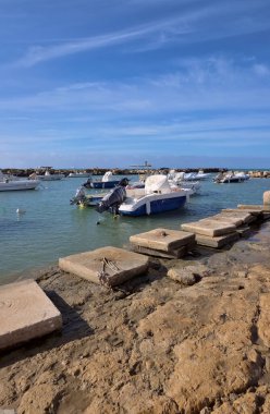 İtalya, Sicilya, Akdeniz, Punta Secca (Ragusa Eyaleti); 23 Aralık 2022, limandaki balıkçı tekneleri manzarası - EDITORIAL