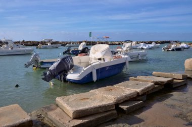 İtalya, Sicilya, Akdeniz, Punta Secca (Ragusa Eyaleti); 23 Aralık 2022, limandaki balıkçı tekneleri manzarası - EDITORIAL