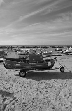 İtalya, Sicilya, Akdeniz, Punta Secca (Ragusa Eyaleti); 23 Aralık 2022, liman ve sahil manzaralı balıkçı tekneleri