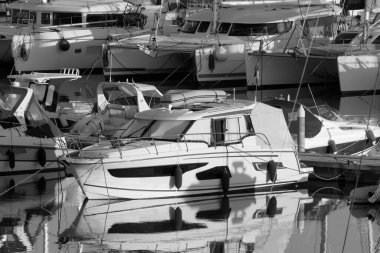 İtalya, Sicilya, Akdeniz, Marina di Ragusa (Ragusa ili); 25 Aralık 2022, limanda lüks yatlar - EDITORIAL