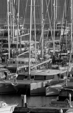 İtalya, Sicilya, Akdeniz, Marina di Ragusa (Ragusa ili); 26 Aralık 2022, limanda lüks yatlar - EDITORIAL