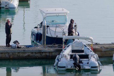 İtalya, Sicilya, Akdeniz, Marina di Ragusa (Ragusa Eyaleti); 29 Aralık 2022, limanda halk ve motorlu tekneler - EDITORIAL