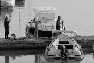 İtalya, Sicilya, Akdeniz, Marina di Ragusa (Ragusa Eyaleti); 29 Aralık 2022, limanda halk ve motorlu tekneler - EDITORIAL