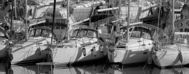 İtalya, Sicilya, Akdeniz, Marina di Ragusa (Ragusa Eyaleti); 30 Aralık 2022, limanda yelkenli tekneleri - EDITORIAL