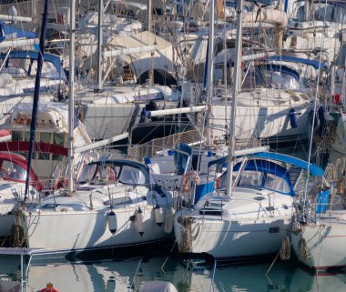 İtalya, Sicilya, Akdeniz, Marina di Ragusa (Ragusa Eyaleti); 30 Aralık 2022, limanda yelkenli tekneleri - EDITORIAL