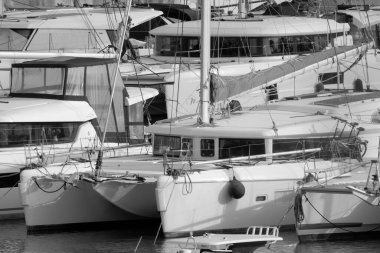 İtalya, Sicilya, Akdeniz, Marina di Ragusa (Ragusa ili); 3 Ocak 2023, limanda lüks yatlar - EDITORIAL