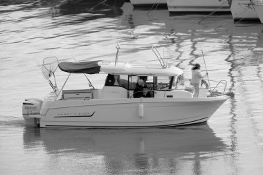 İtalya, Sicilya, Akdeniz, Marina di Ragusa (Ragusa Eyaleti); 6 Ocak 2023, limandaki bir motorlu teknede balıkçı - EDITORIAL