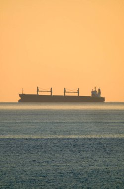 İtalya, Sicilya, Akdeniz, Sicilya Kanalı 'nda kargo gemisi