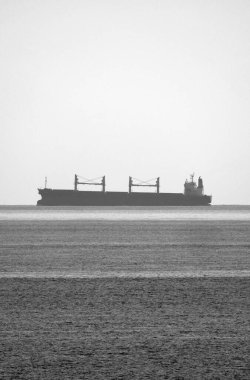 İtalya, Sicilya, Akdeniz, Sicilya Kanalı 'nda kargo gemisi