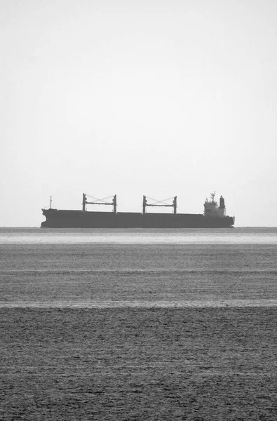 İtalya, Sicilya, Akdeniz, Sicilya Kanalı 'nda kargo gemisi