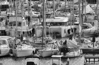 İtalya, Sicilya, Akdeniz, Marina di Ragusa (Ragusa ili); 9 Ocak 2023, limanda lüks yatlar - EDITORIAL