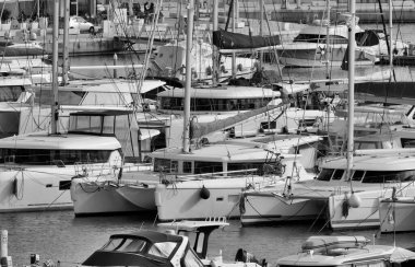 İtalya, Sicilya, Akdeniz, Marina di Ragusa (Ragusa ili); 9 Ocak 2023, limanda lüks yatlar - EDITORIAL