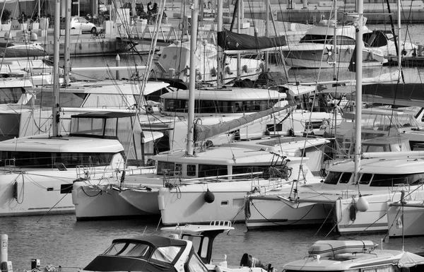 İtalya, Sicilya, Akdeniz, Marina di Ragusa (Ragusa ili); 9 Ocak 2023, limanda lüks yatlar - EDITORIAL