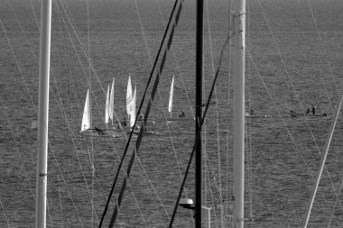 İtalya, Sicilya, Akdeniz, Marina di Ragusa (Ragusa Eyaleti); yat yarışı ve yelkenli direkleri