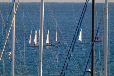 İtalya, Sicilya, Akdeniz, Marina di Ragusa (Ragusa Eyaleti); yat yarışı ve yelkenli direkleri