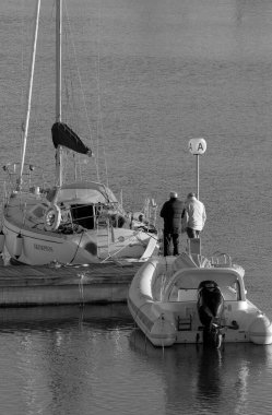 İtalya, Sicilya, Akdeniz, Marina di Ragusa (Ragusa Eyaleti); 1 Şubat 2023, limandaki insanlar, motorlu tekneler ve lüks yatlar - EDITORIAL