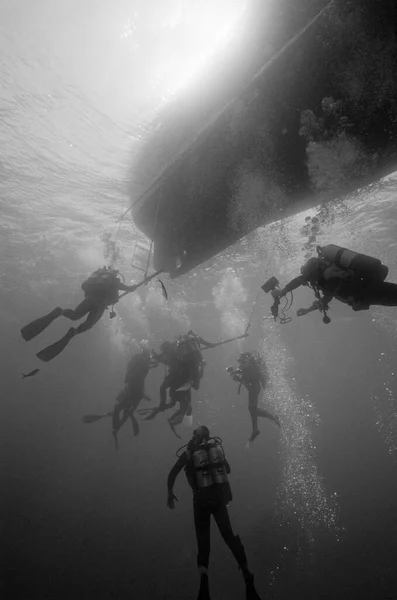 イタリア 地中海 ポンザ島 深いダイビングの後にモーターボートの下で圧縮スキューバダイバー Film Scan — ストック写真