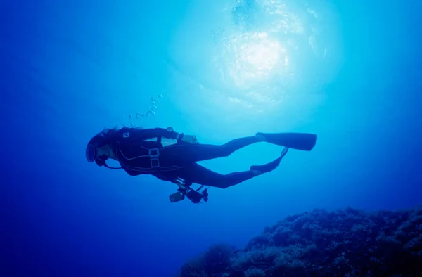 意大利 地中海 Pantelleria岛 女潜水者 电影Scan 图库照片