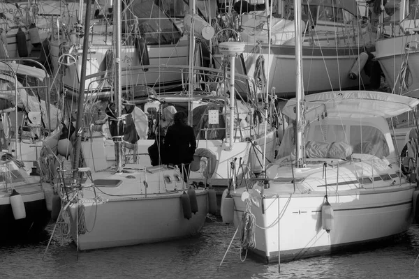 意大利 西西里 地中海 拉古萨港 拉古萨省 2023年3月5日 港口内的人员和豪华游艇 Editorial — 图库照片