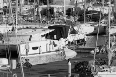 İtalya, Sicilya, Akdeniz, Marina di Ragusa (Ragusa Eyaleti); 7 Mart 2023, limandaki insanlar ve lüks yatlar - EDITORIAL