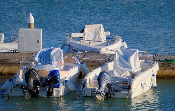 イタリア シチリア島 地中海 マリーナ ラグーザ ラグーザ州 3月2023 港のモーターボート Editorial — ストック写真