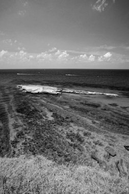 İtalya, Akdeniz, Calabria, Briatico; Romalıların moray yılan balıkları için vazo yonttuğu St. Irene kayası manzarası (FILM SCAN)