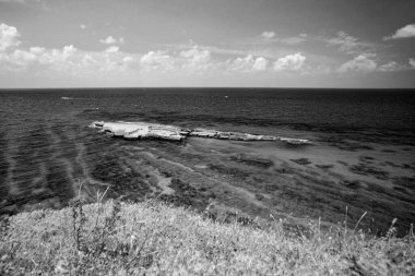 İtalya, Akdeniz, Calabria, Briatico; Romalıların moray yılan balıkları için vazo yonttuğu St. Irene kayası manzarası (FILM SCAN)