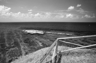 İtalya, Akdeniz, Calabria, Briatico; Romalıların moray yılan balıkları için vazo yonttuğu St. Irene kayası manzarası (FILM SCAN)