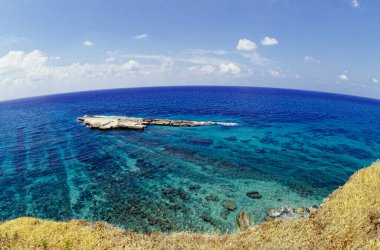 İtalya, Akdeniz, Calabria, Briatico; Romalıların moray yılan balıkları için vazo yonttuğu St. Irene kayası manzarası (FILM SCAN)