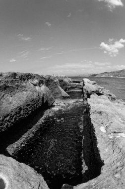 İtalya, Akdeniz, Calabria, Briatico; Romalıların moray yılan balıkları için vazo yonttuğu St. Irene kayası manzarası (FILM SCAN)
