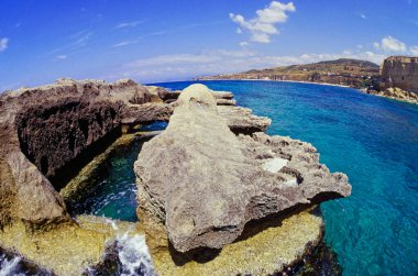 İtalya, Akdeniz, Calabria, Briatico; Romalıların moray yılan balıkları için vazo yonttuğu St. Irene kayası manzarası (FILM SCAN)