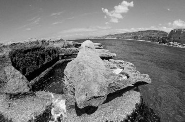 İtalya, Akdeniz, Calabria, Briatico; Romalıların moray yılan balıkları için vazo yonttuğu St. Irene kayası manzarası (FILM SCAN)