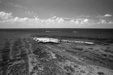 İtalya, Akdeniz, Calabria, Briatico; Romalıların moray yılan balıkları için vazo yonttuğu St. Irene kayası manzarası (FILM SCAN)