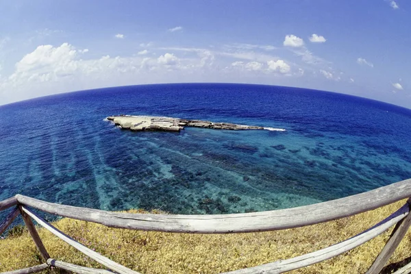 Италия Средиземное Море Кальмбха Бриатико Вид Скалу Ирины Которой Римляне — стоковое фото