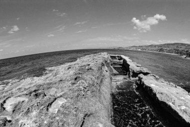 İtalya, Akdeniz, Calabria, Briatico; Romalıların moray yılan balıkları için vazo yonttuğu St. Irene kayası manzarası (FILM SCAN)