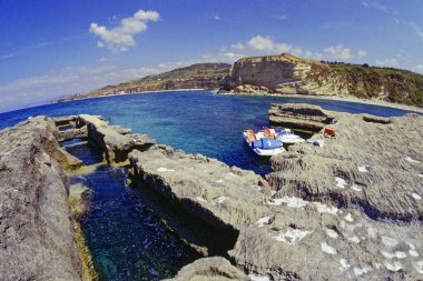 İtalya, Akdeniz, Calabria, Briatico; Romalıların moray yılan balıkları için vazo yonttuğu St. Irene kayası manzarası (FILM SCAN)