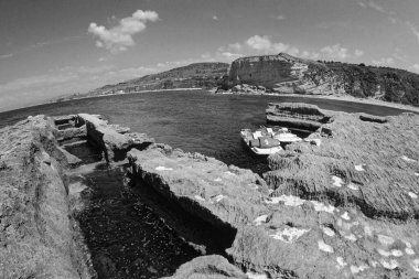 İtalya, Akdeniz, Calabria, Briatico; Romalıların moray yılan balıkları için vazo yonttuğu St. Irene kayası manzarası (FILM SCAN)