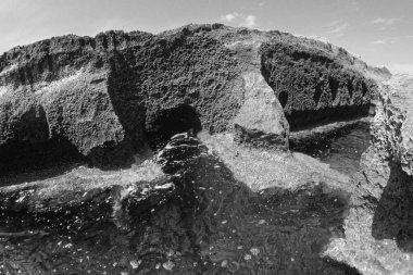 İtalya, Akdeniz, Calabria, Briatico; Romalıların moray yılan balıkları için vazo yonttuğu St. Irene kayası manzarası (FILM SCAN)