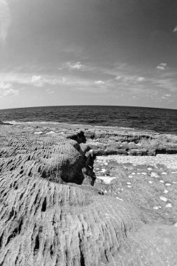 İtalya, Akdeniz, Calabria, Briatico; Romalıların moray yılan balıkları için vazo yonttuğu St. Irene kayası manzarası (FILM SCAN)