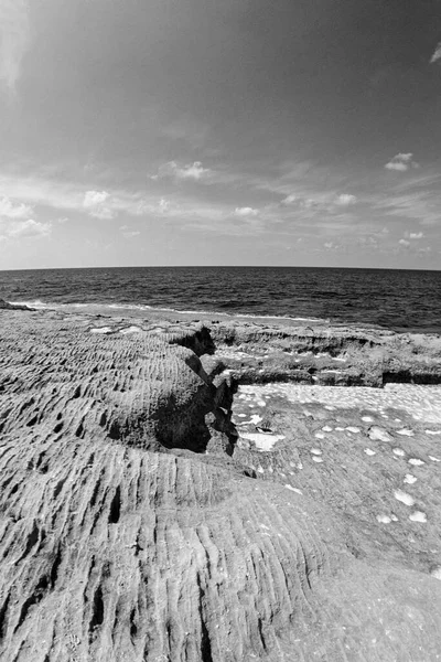 イタリア 地中海 カラブリア ブライアティコ ローマ人がウナギ養殖のための作業場を彫刻した聖アイリーン岩の眺め Film Scan — ストック写真