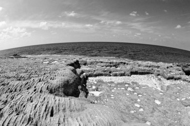 İtalya, Akdeniz, Calabria, Briatico; Romalıların moray yılan balıkları için vazo yonttuğu St. Irene kayası manzarası (FILM SCAN)