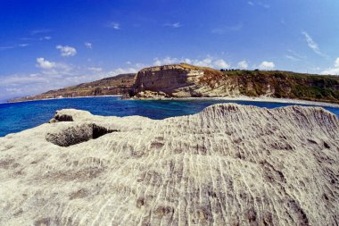 İtalya, Akdeniz, Calabria, Briatico; Romalıların moray yılan balıkları için vazo yonttuğu St. Irene kayası manzarası (FILM SCAN)