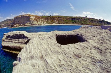 İtalya, Akdeniz, Calabria, Briatico; Romalıların moray yılan balıkları için vazo yonttuğu St. Irene kayası manzarası (FILM SCAN)