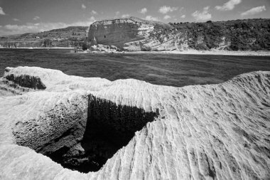 İtalya, Akdeniz, Calabria, Briatico; Romalıların moray yılan balıkları için vazo yonttuğu St. Irene kayası manzarası (FILM SCAN)