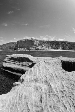 İtalya, Akdeniz, Calabria, Briatico; Romalıların moray yılan balıkları için vazo yonttuğu St. Irene kayası manzarası (FILM SCAN)