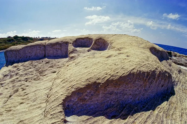 Italia Välimeri Calabria Briatico Näkymä Irene Rock Jossa Roomalaiset Veistetty — kuvapankkivalokuva